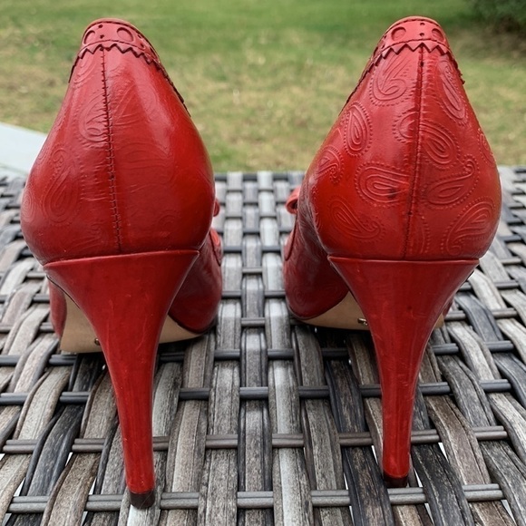 COLE Haan Nike Air Red Paisley Embossed Peep Toe Pumps with Bow - Picture 7 of 16